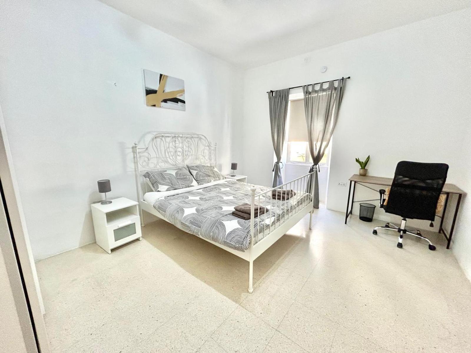 St Julians - Balluta Bay Large 3 Bedroom Apartment Sliema Exterior photo